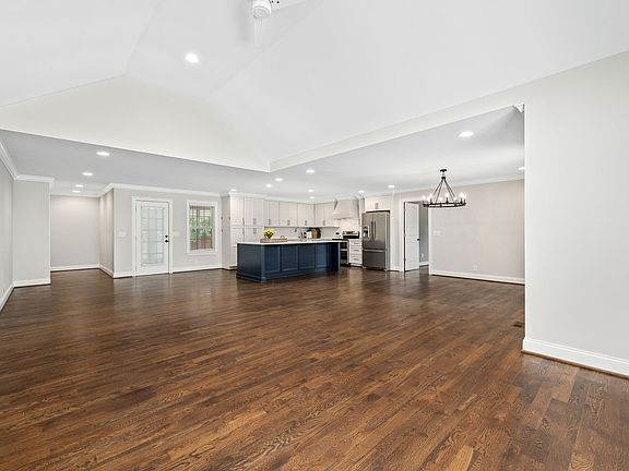 3rd image of 108 Dalton Cir