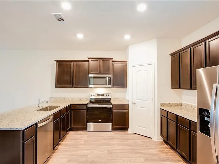 1004 Riverdale Cv — Photo 6