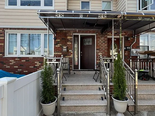 5930 69th Pl, Maspeth, NY 11378