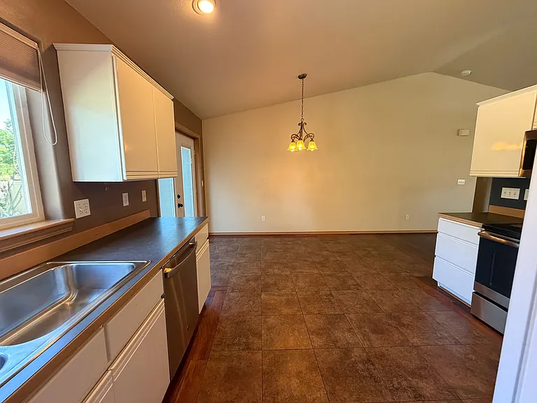 1721 Angela St — Photo 6