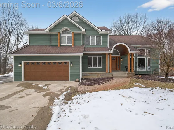 2031 Saint Clair Dr, Highland, MI 48357