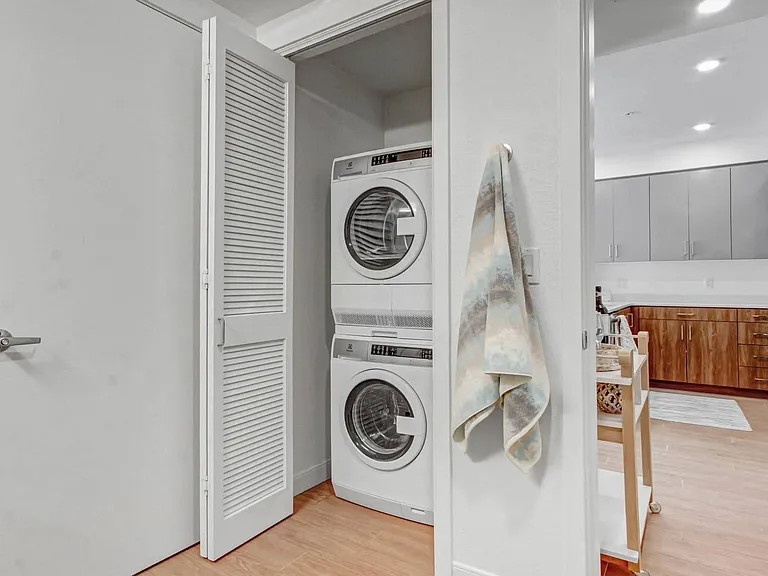 Watermark Apartments — Photo 10