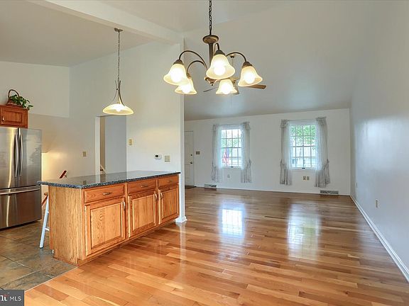 5th image of 27 Pine Ridge Cir