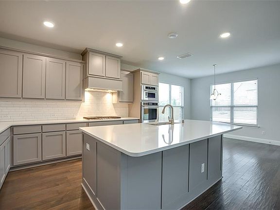 3rd image of 220 Dianna Dr