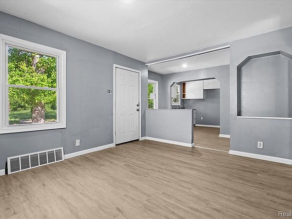 3rd image of 16139 Lamphere St
