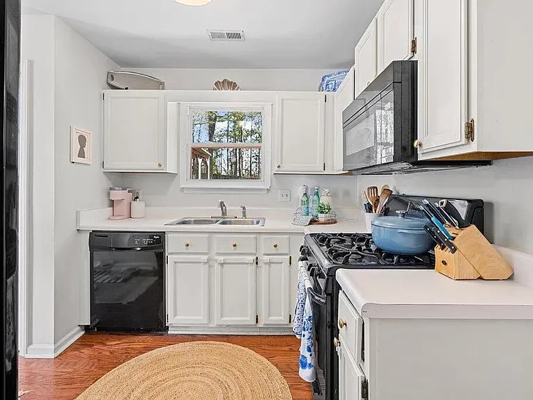 1052 Mills St — Photo 3
