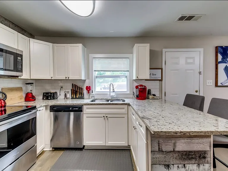 1280 Kenilworth Dr SW — Photo 4