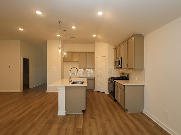 3rd image of 989 Garden Path Dr