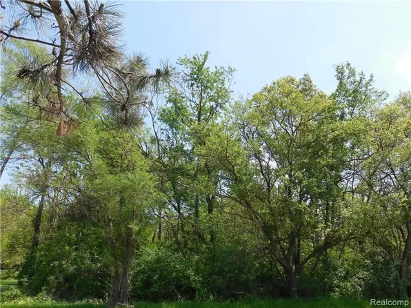 5 Haggerty Rd, West Bloomfield, MI 48322