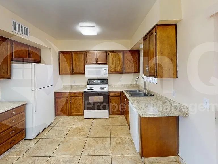 905 S La Bellota — Photo 4