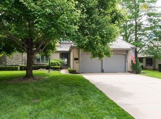 47 Coventry Ct, Prairie Village, KS 66208