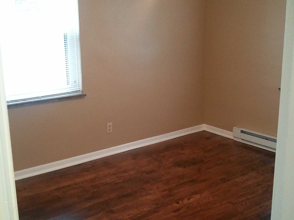 2nd image of 556 Telford Ave APT D