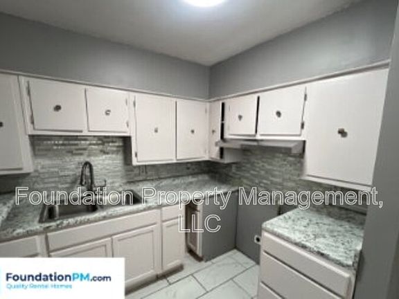 3rd image of 2412 Gentry Ave