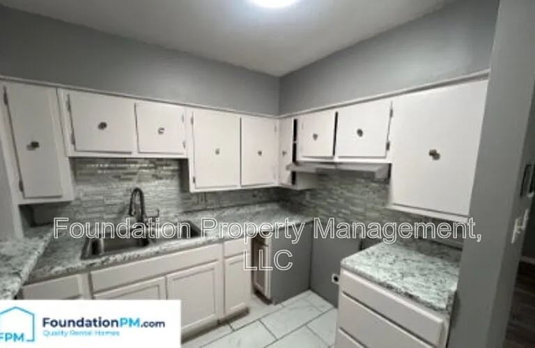 2412 Gentry Ave — Photo 3