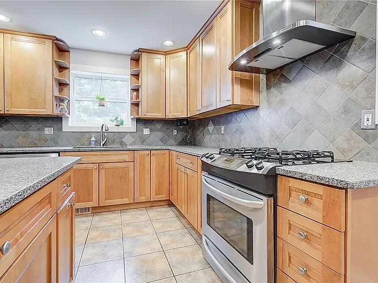 4 bed, 2300 sqft, $6,000 — Photo 4