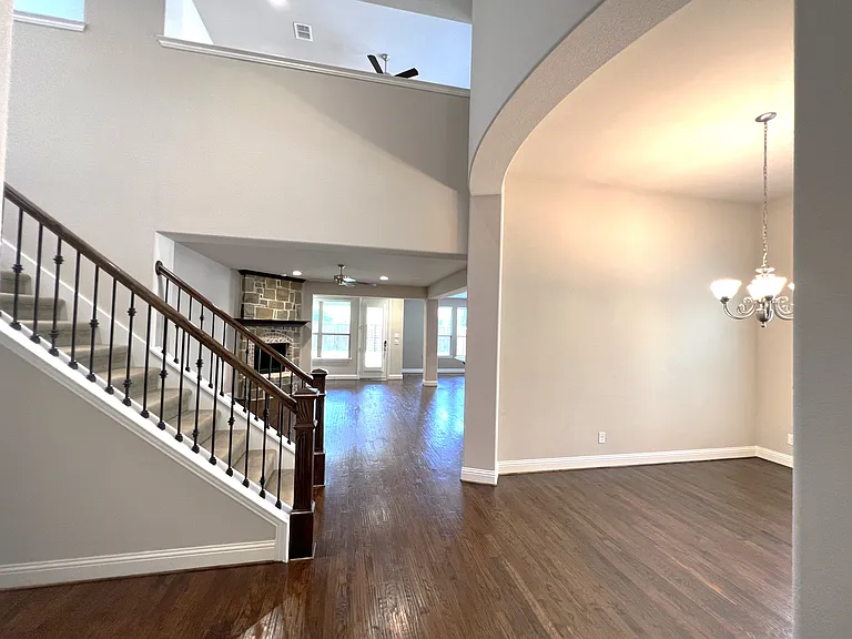 720 Raunald Dr — Photo 3