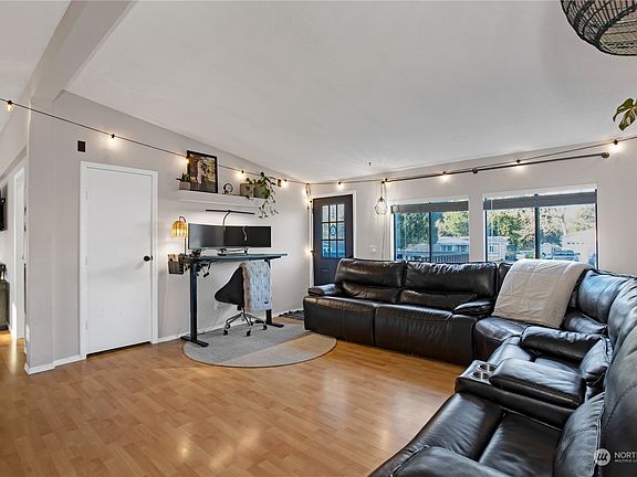 3rd image of 807 Nottingham Drive SE