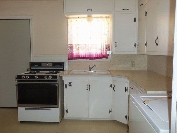 3rd image of 986 E 16th St