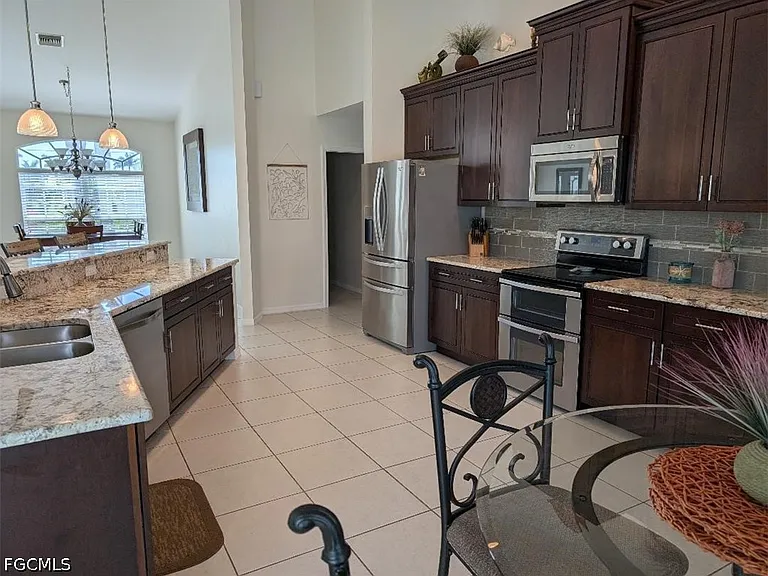 5008 SW 9th Pl — Photo 7