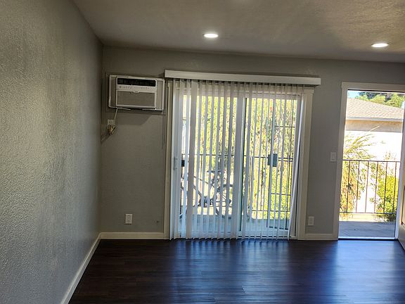 3rd image of 1524 Moorpark Ave #3