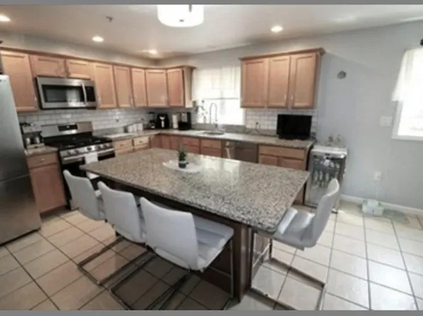 664 Gorham St, Lowell, MA 01852