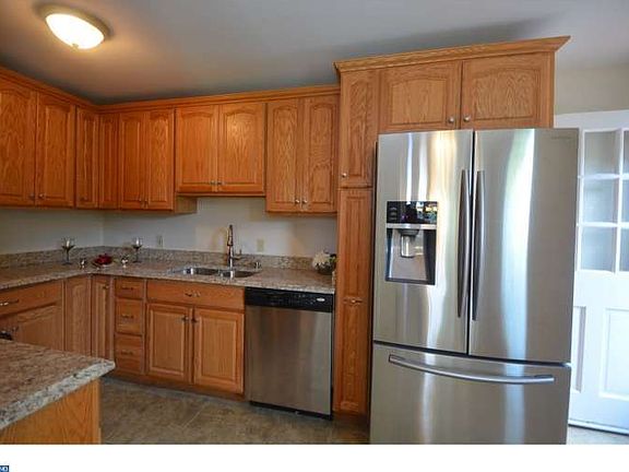 5th image of 102 Phillips Dr