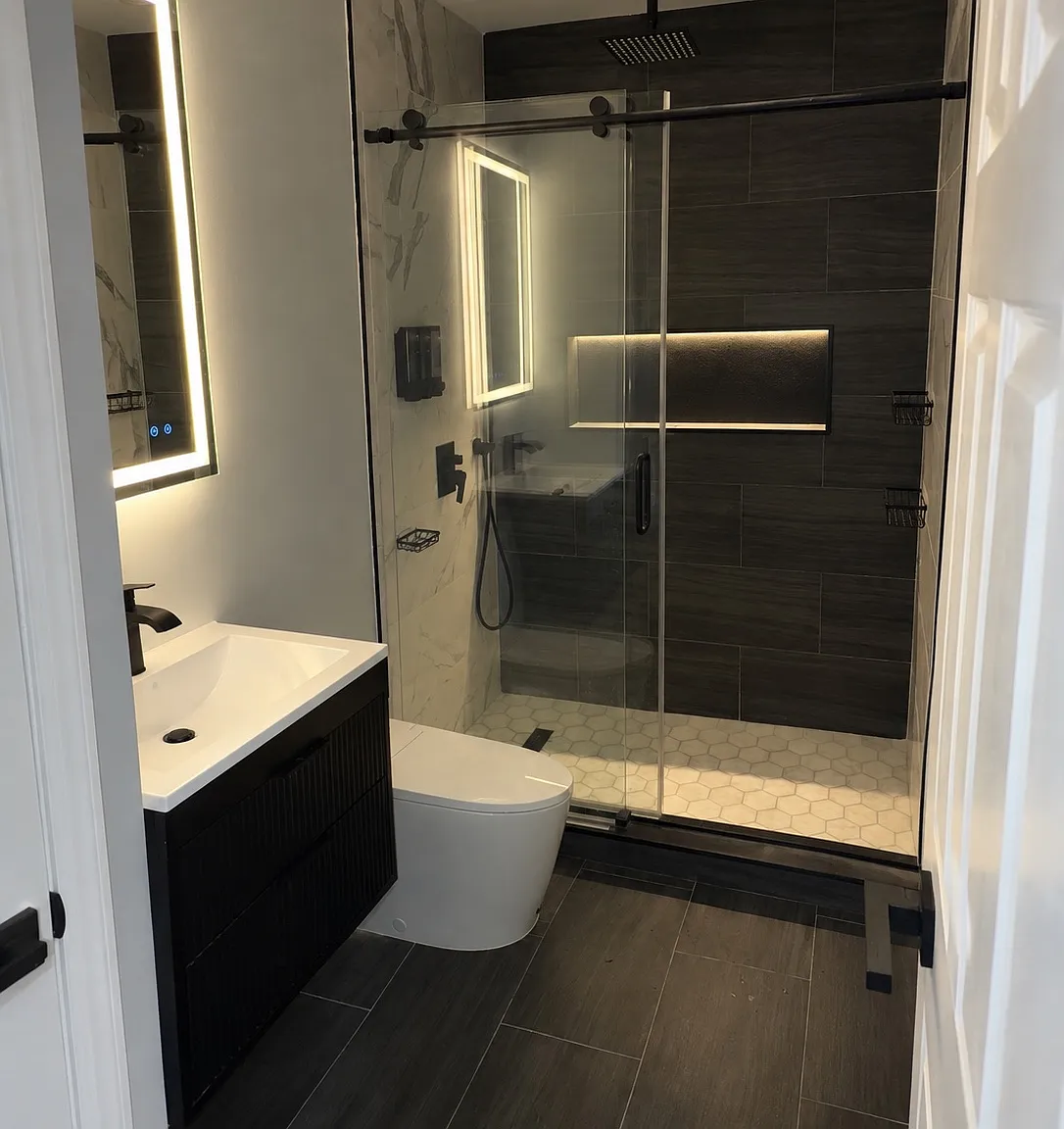 3 bed, 910 sqft, $2,400 — Photo 1