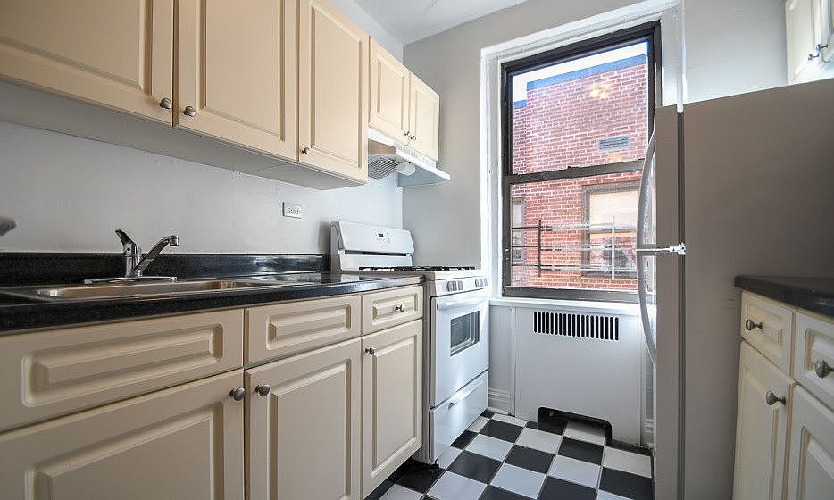 1st image of 2121 Cedar Ave APT 2A