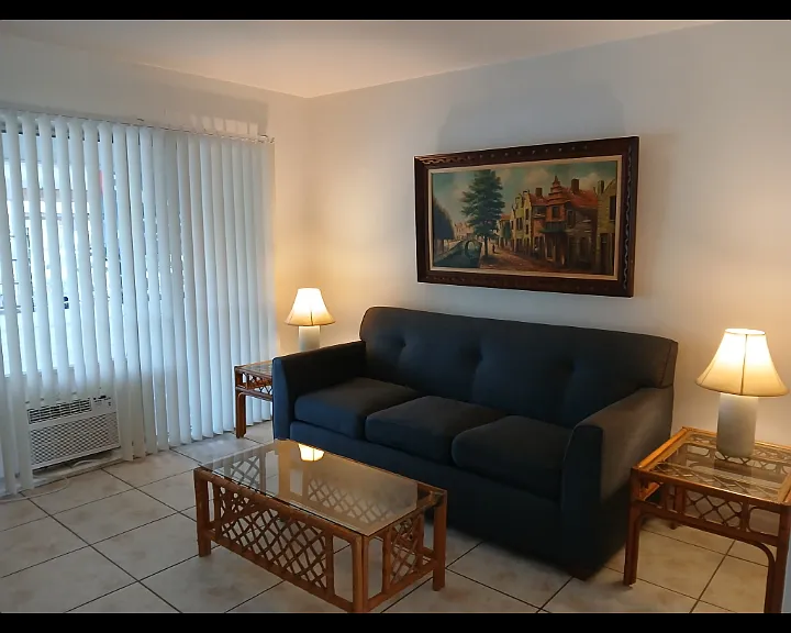 4635 SE 5th Pl — Photo 2