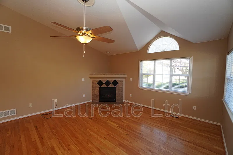 3 bed, 3.0 bath, 2426 sqft, $2,895 — Photo 2