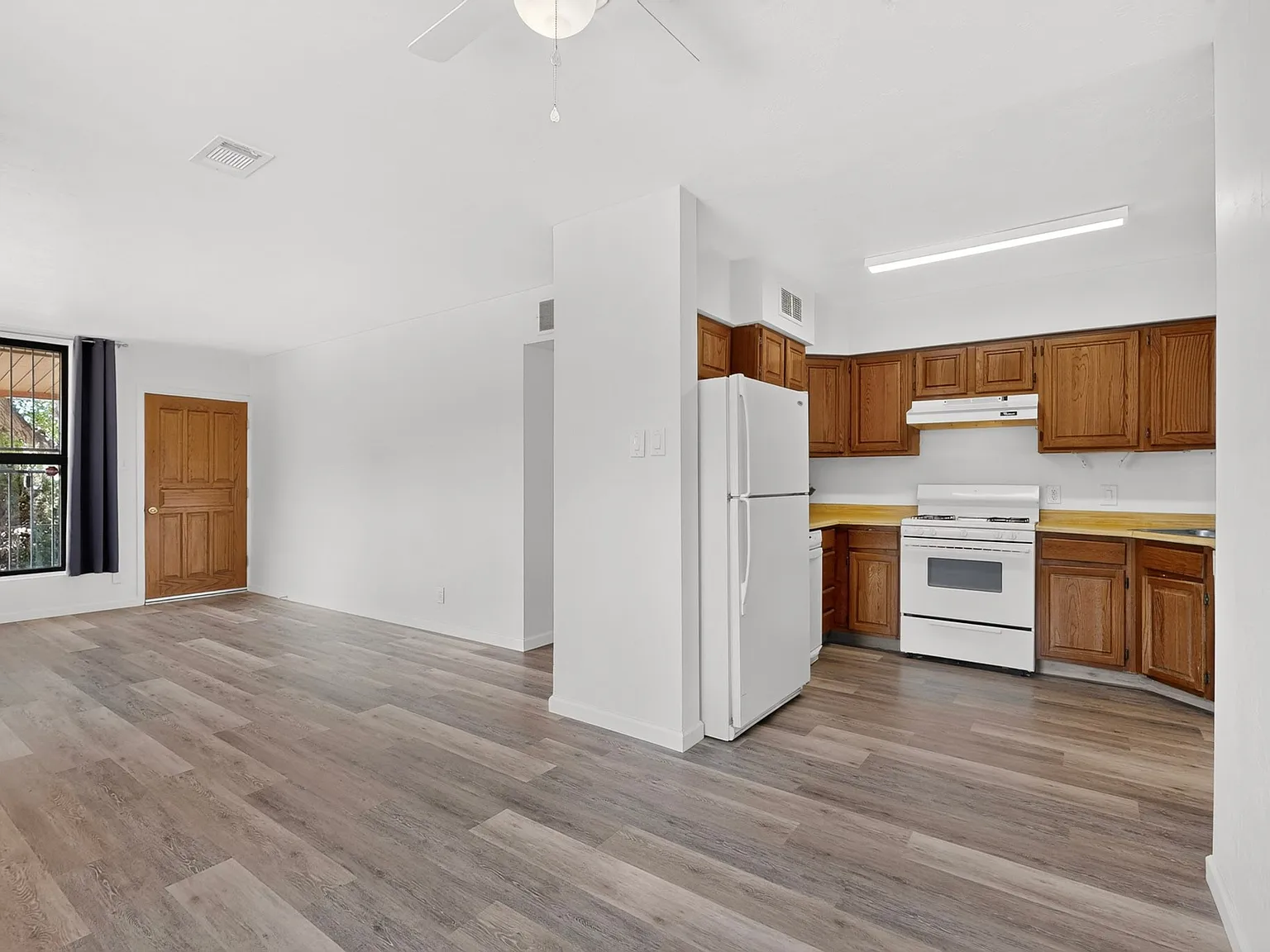 4 bed, 2.5 bath, 1338 sqft, $2,300 — Photo 2