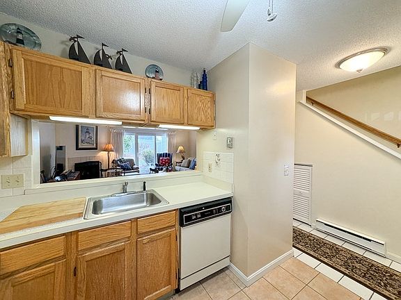 4th image of 94 Howland Cir