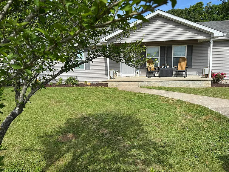 105 Larkins Dr — Photo 2
