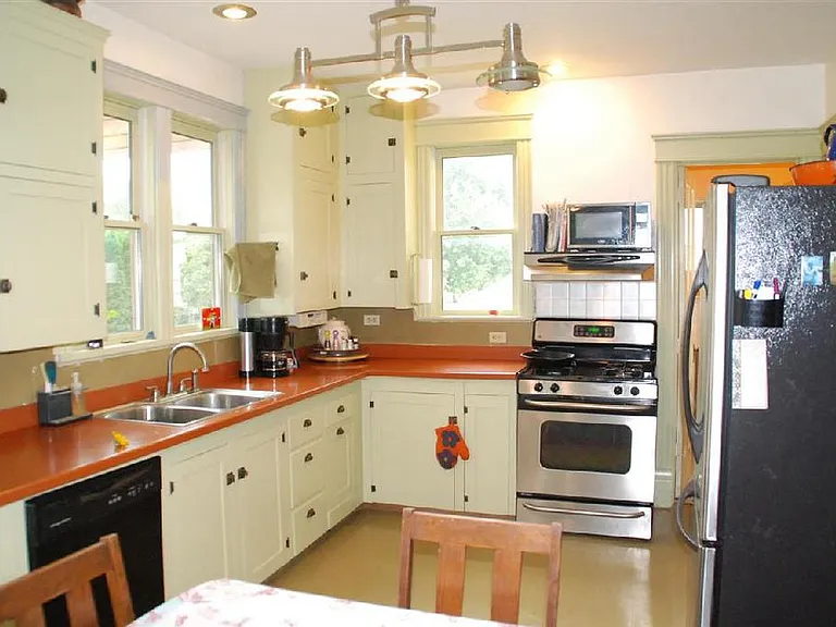 512 King St — Photo 2