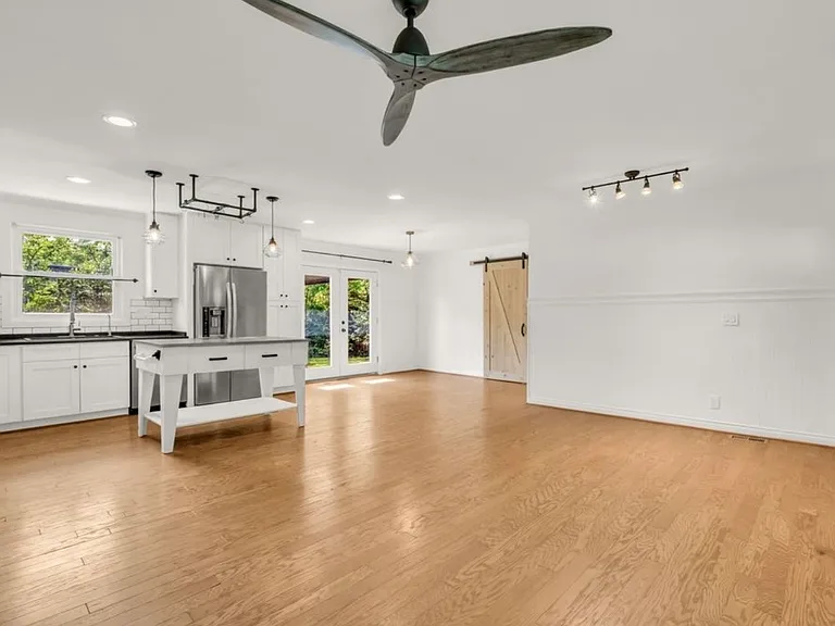 138 Carriage Dr — Photo 4