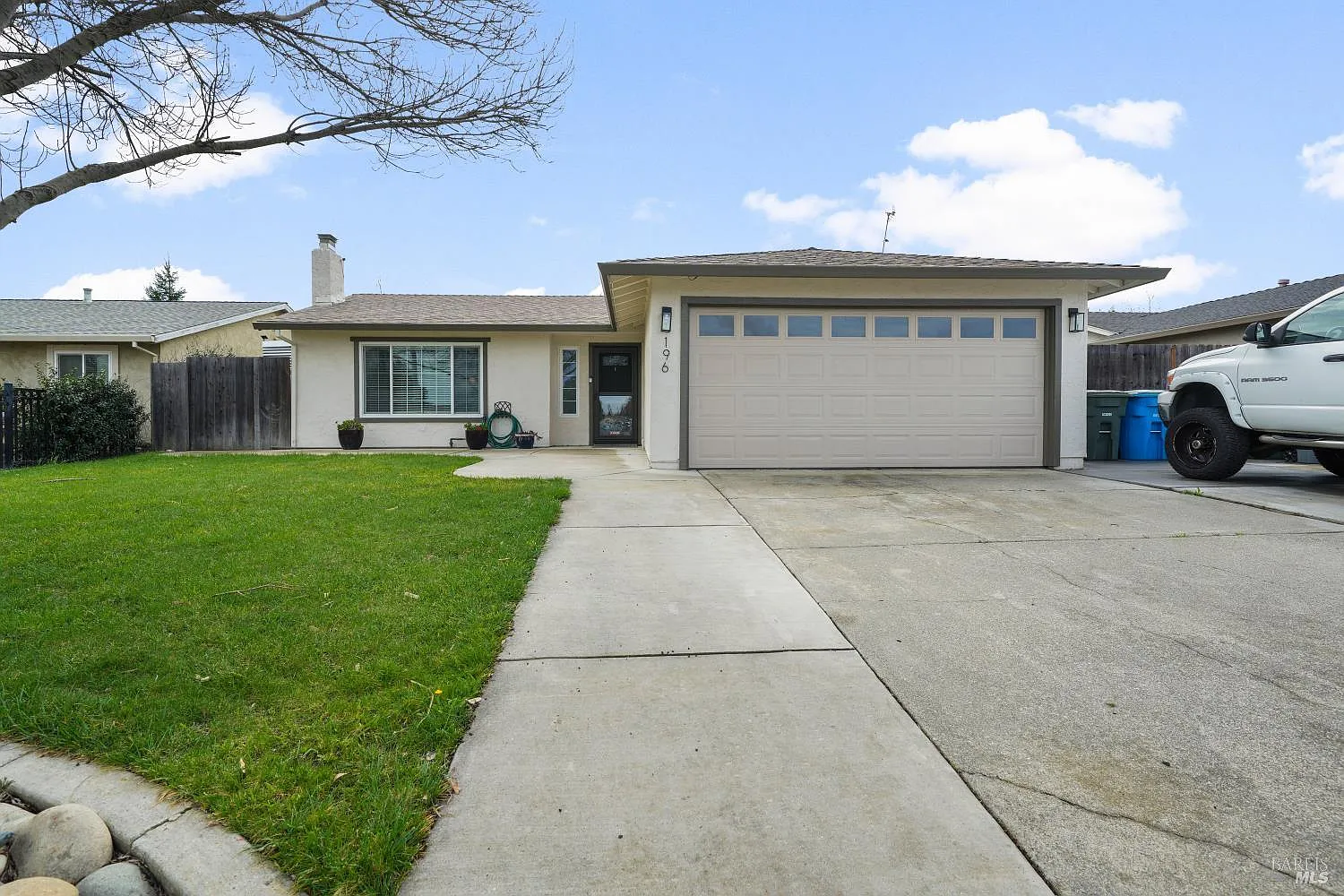 196 Somerville Drive photo 1