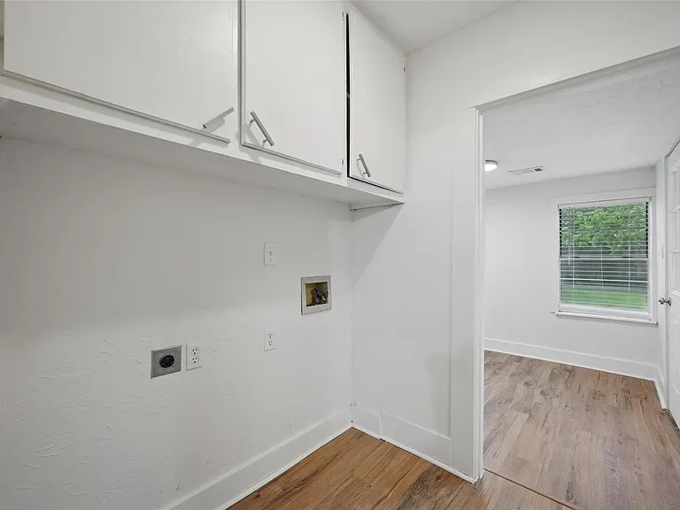 908 E Houston St — Photo 27