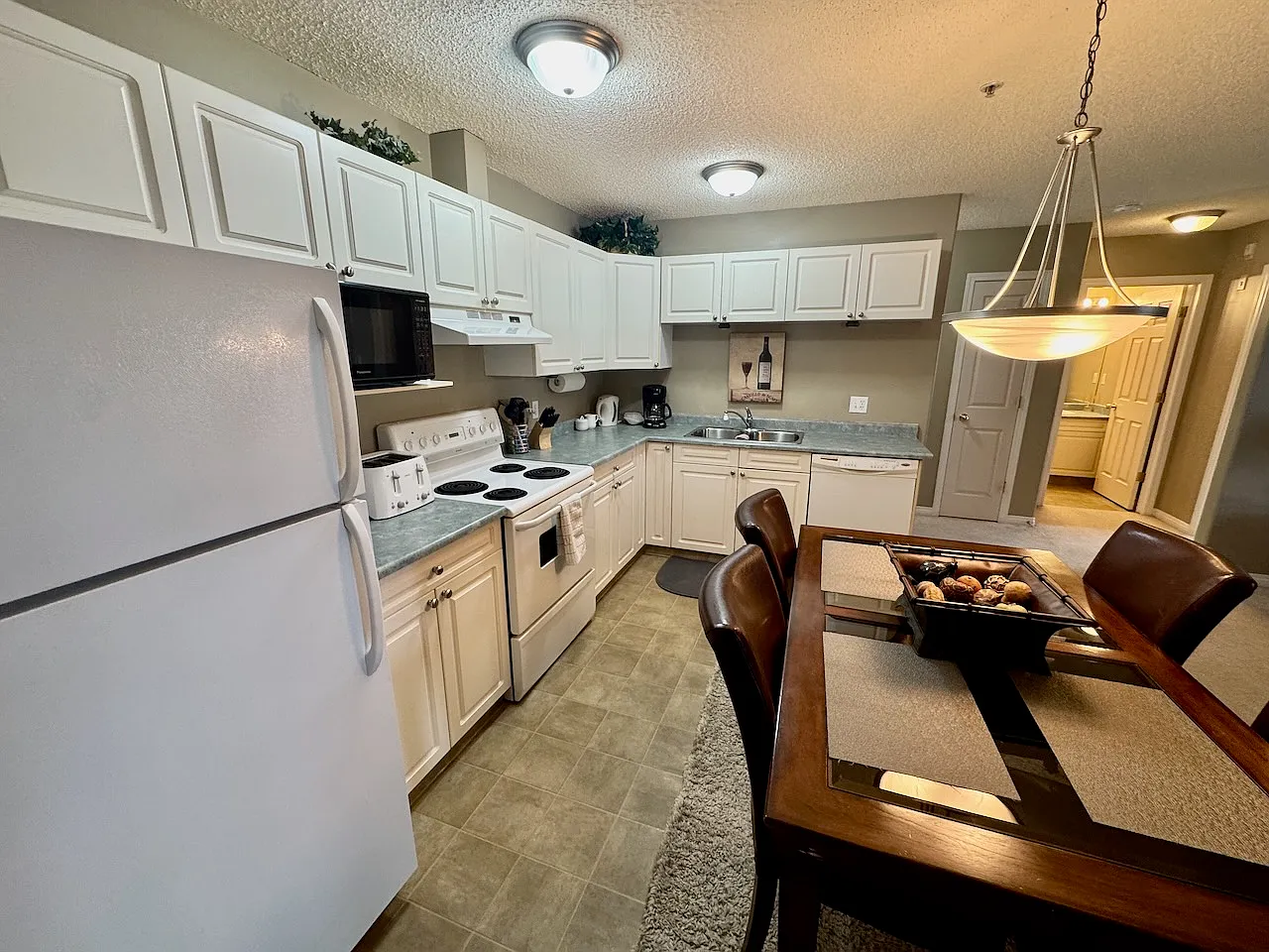 Fort Saskatchewan 2 Bed 2 Bath Furnished Condo Everything Included! — Photo 3