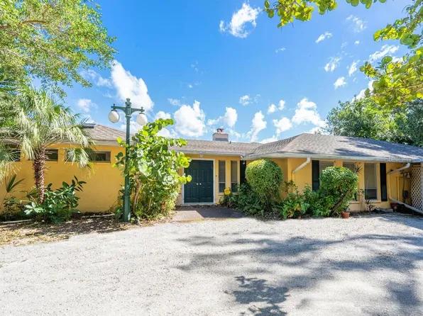222 Little Pond Ln, Sarasota, FL 34242