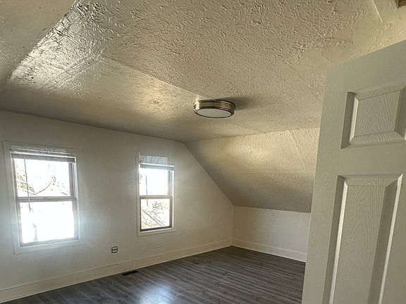 5th image of 410 Ivanhoe Rd