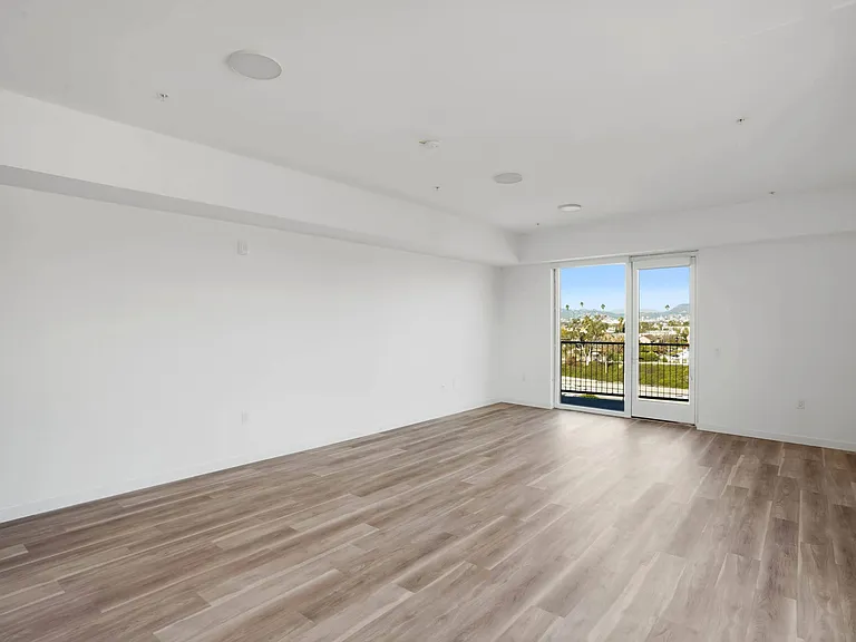 2221 S Western — Photo 7