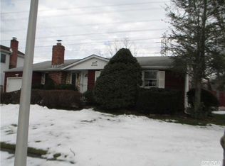 17 Hastings St, Dix Hills, NY 11746