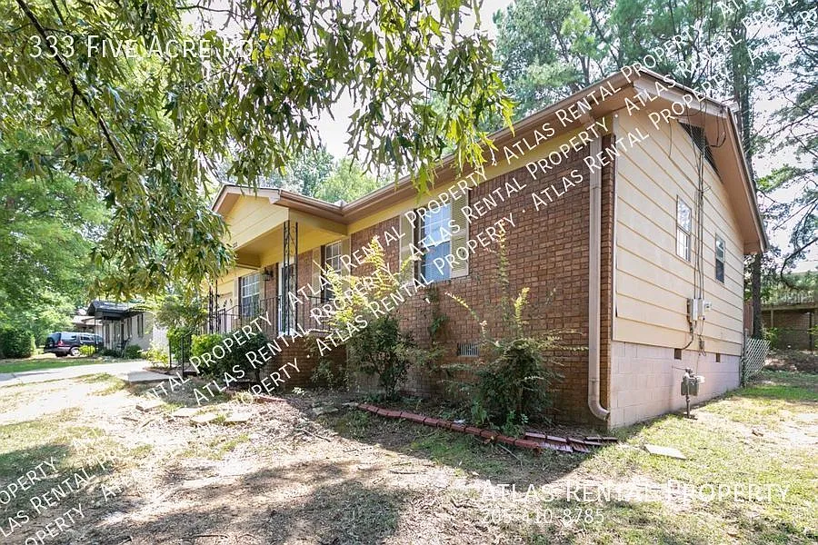 Stunning 4-Bedroom Home with Gourmet Kitchen and Deck in Hueytown! — Photo 2