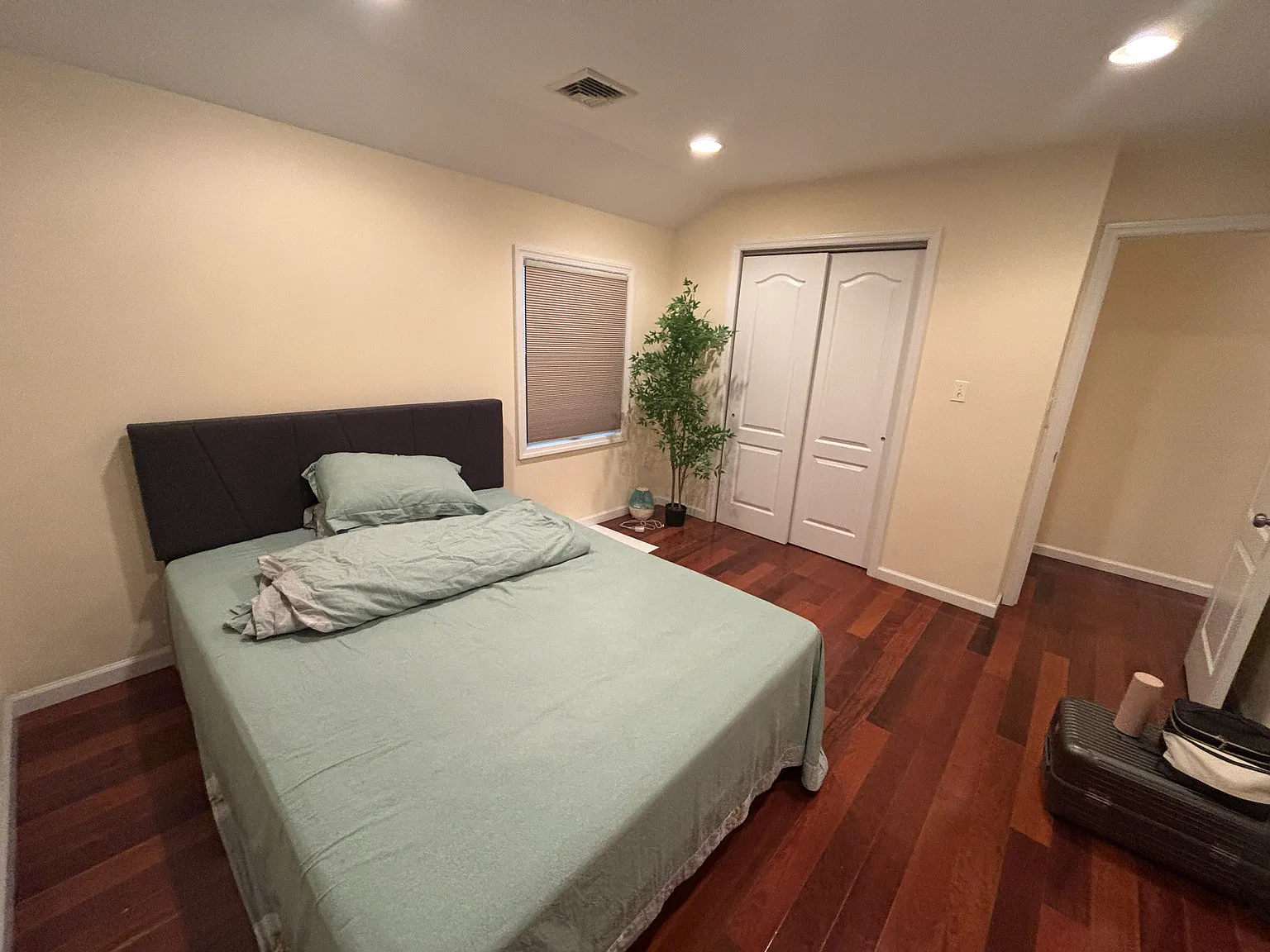 3 bed, 1300 sqft, $3,800 — Photo 4