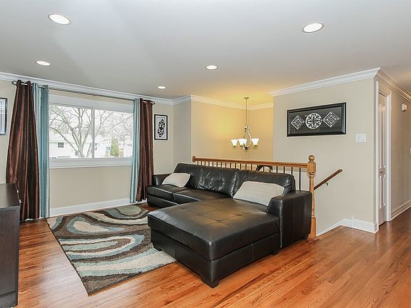 4th image of 1433 Yale Ln