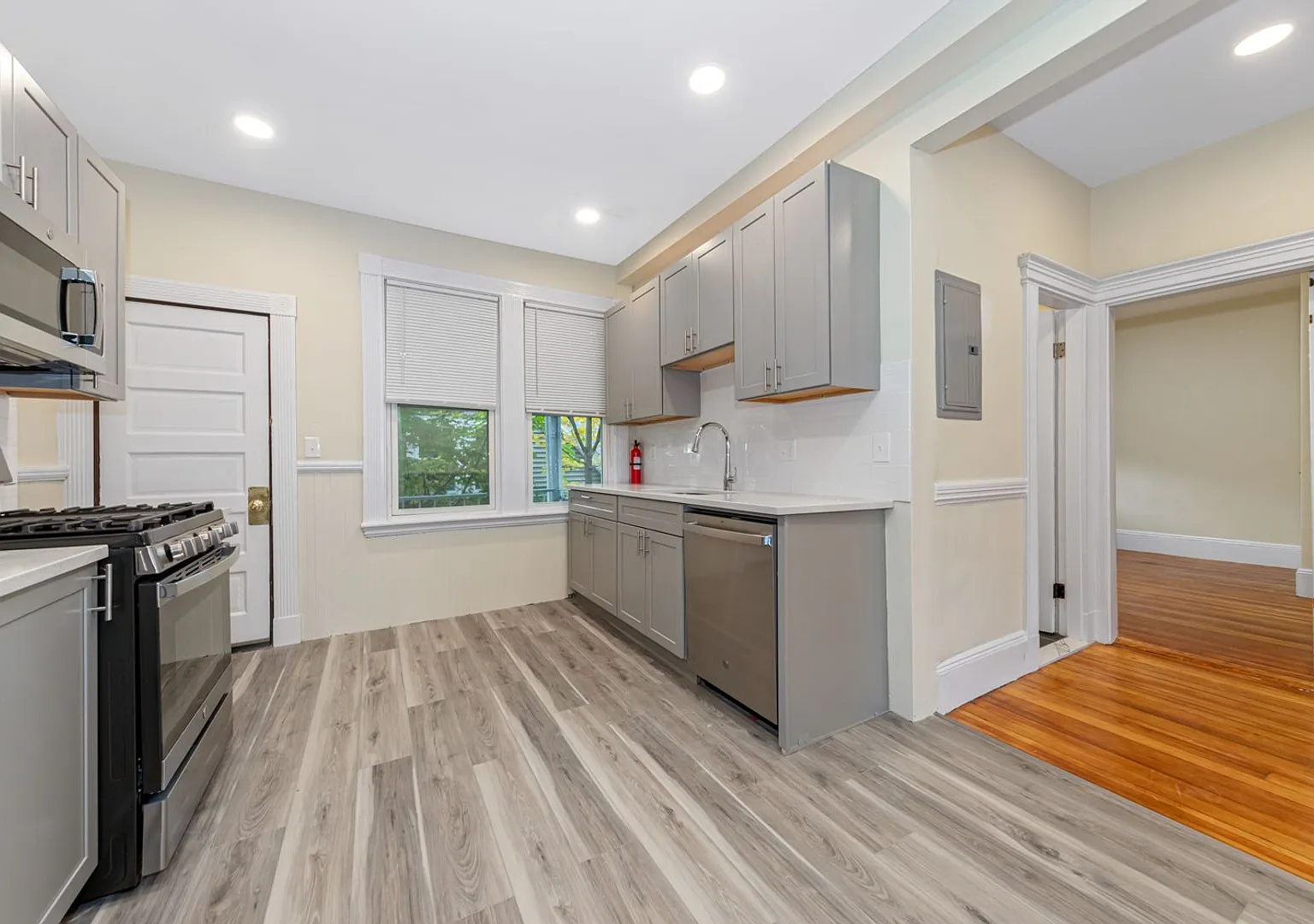 No Brokers Fee, In-Unit Washer and Dryer Recently Renovated — Photo 1