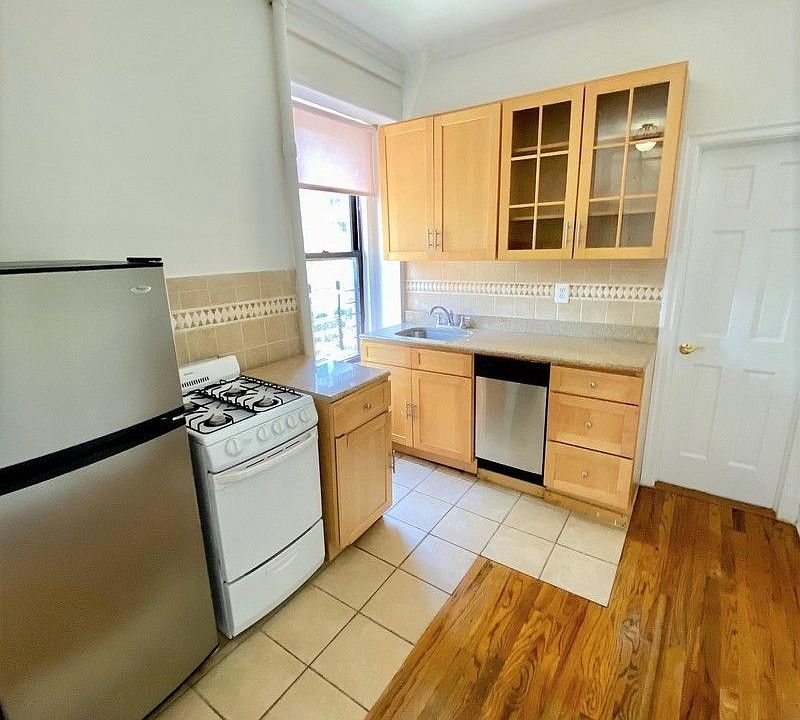 2nd image of 1443 York Ave Frnt 3