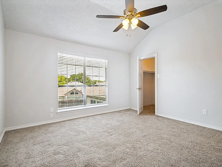 2204 Winslow Ct — Photo 9