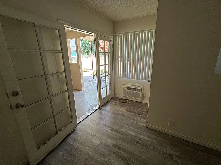 331 E Live Oak St — Photo 34