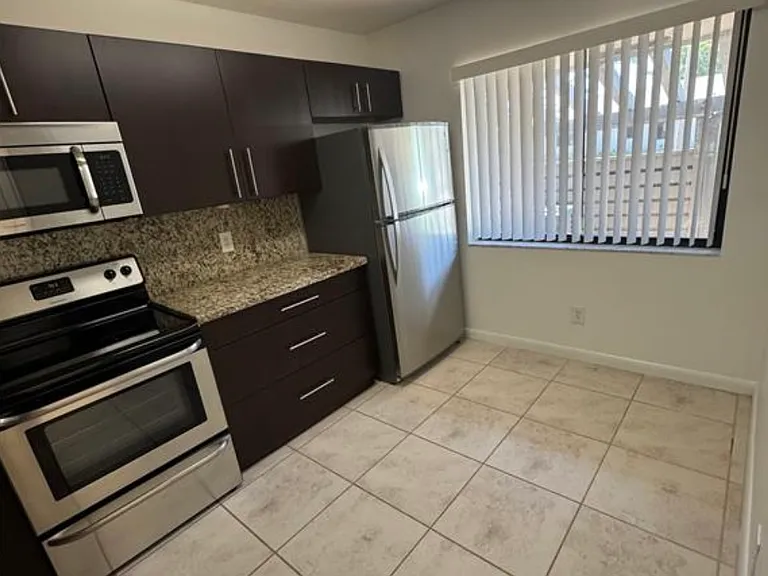445 Lakeview Dr — Photo 6